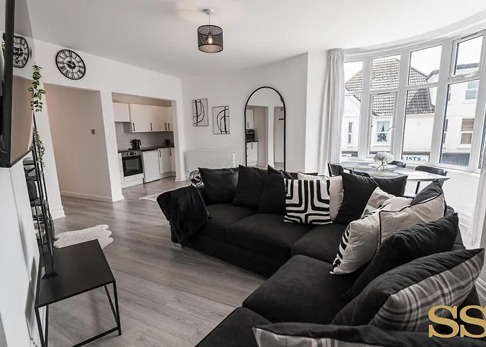 2 Bed Apartment, Sleeps 6, Free Parking, 5 Mins Beach