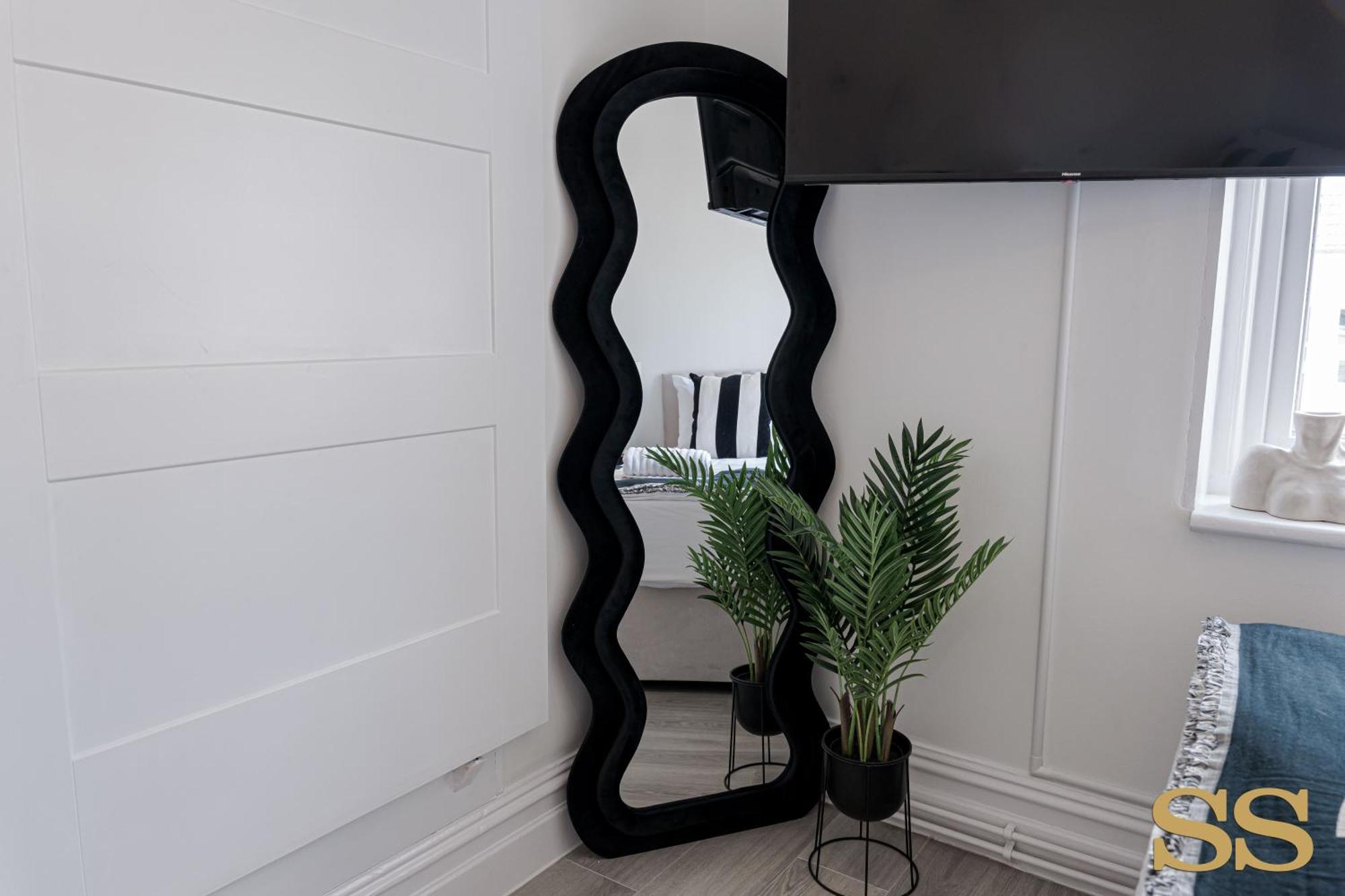 Apartment 2 Bed Apartment, Sleeps 6, Free Parking, 5 Mins