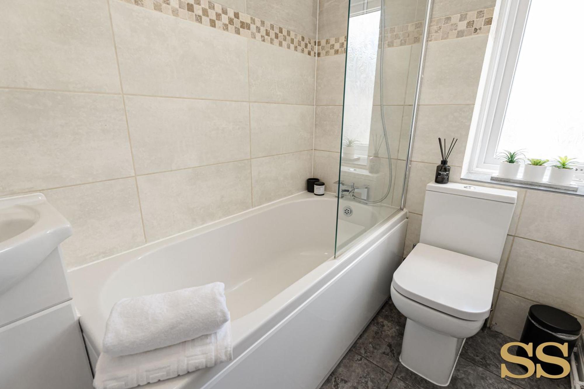 2 Bed Apartment, Sleeps 6, Free Parking, 5 Mins * Bournemouth
